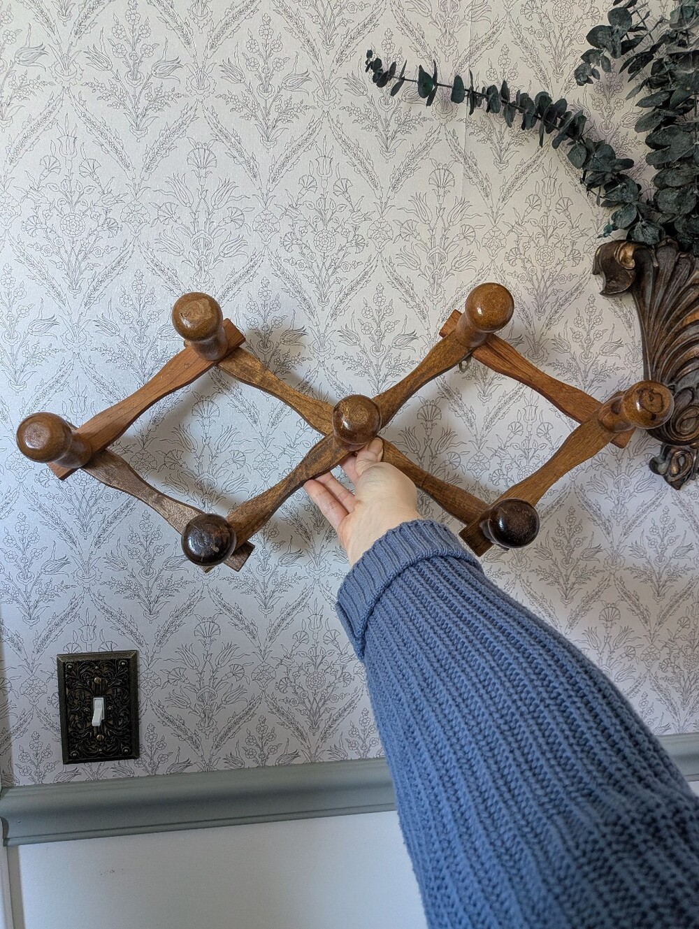 Vintage Wooden 7 Peg Wall Rack Scissor Style Coat Hat Hanger 20"